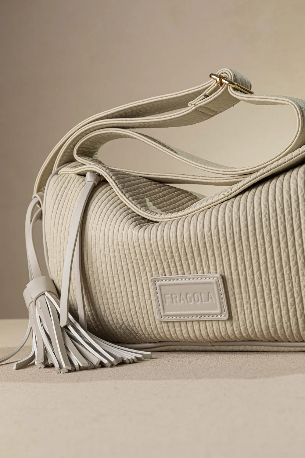 Μαλακή χιαστί τσάντα με αυξομειούμενο ιμάντα