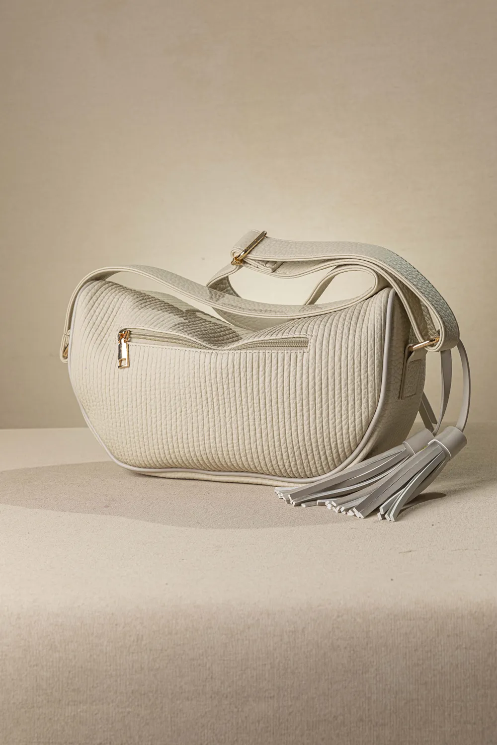 Μαλακή χιαστί τσάντα με αυξομειούμενο ιμάντα