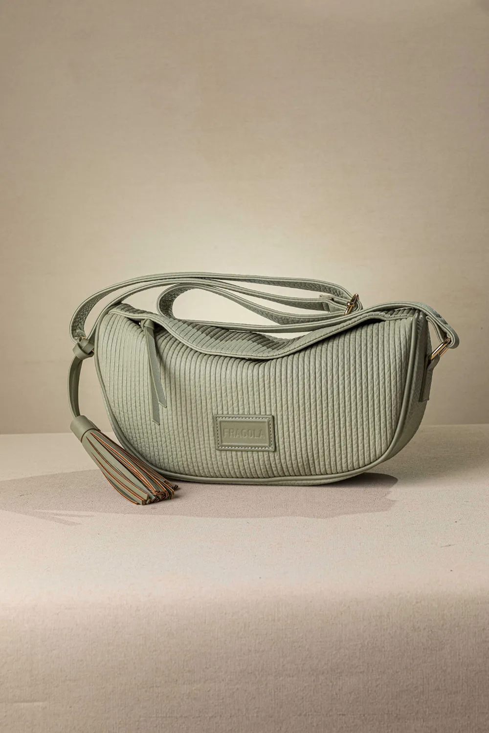 Μαλακή χιαστί τσάντα με αυξομειούμενο ιμάντα