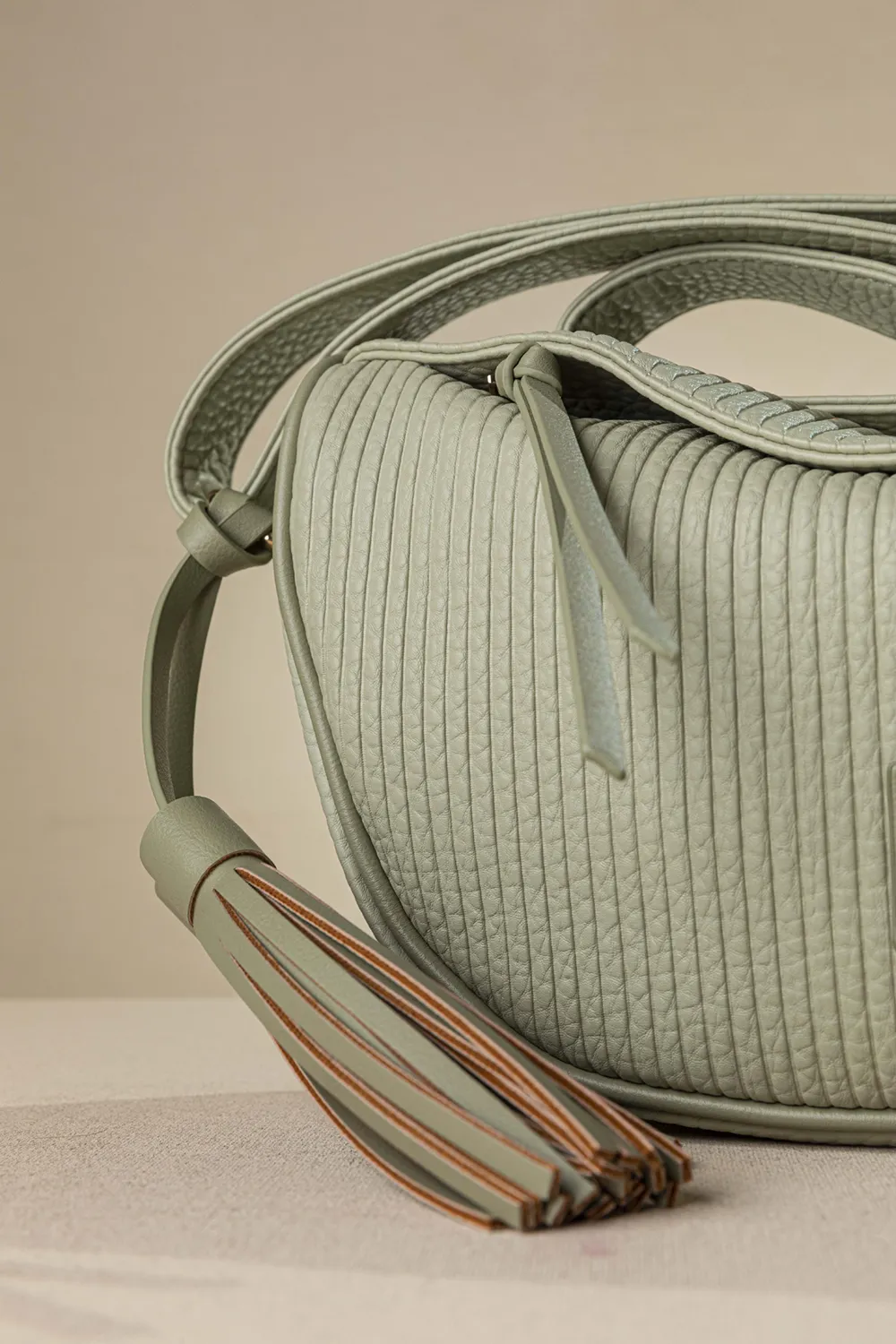 Μαλακή χιαστί τσάντα με αυξομειούμενο ιμάντα