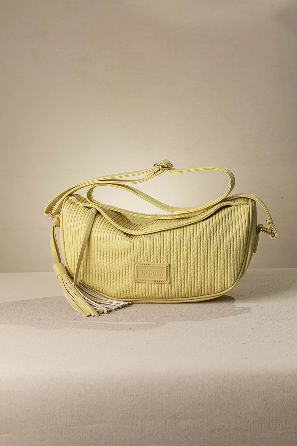 Μαλακή χιαστί τσάντα με αυξομειούμενο ιμάντα