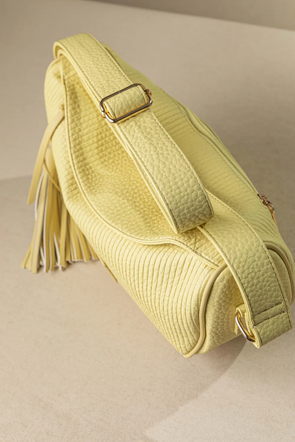 Μαλακή χιαστί τσάντα με αυξομειούμενο ιμάντα