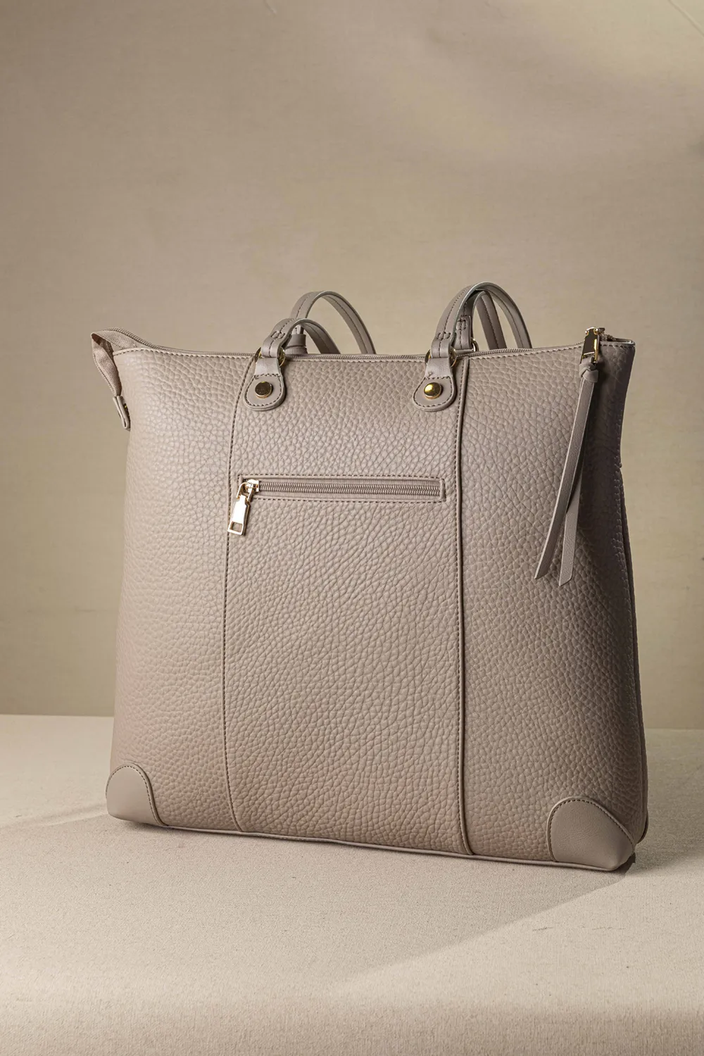 Μεγάλη τσάντα ώμου με casual logo