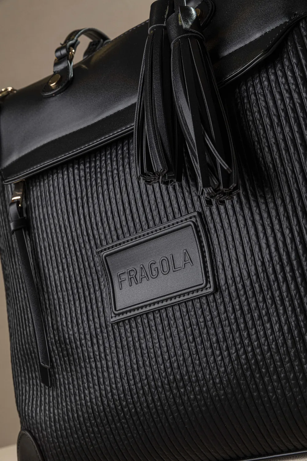 Μεγάλη τσάντα ώμου με casual logo