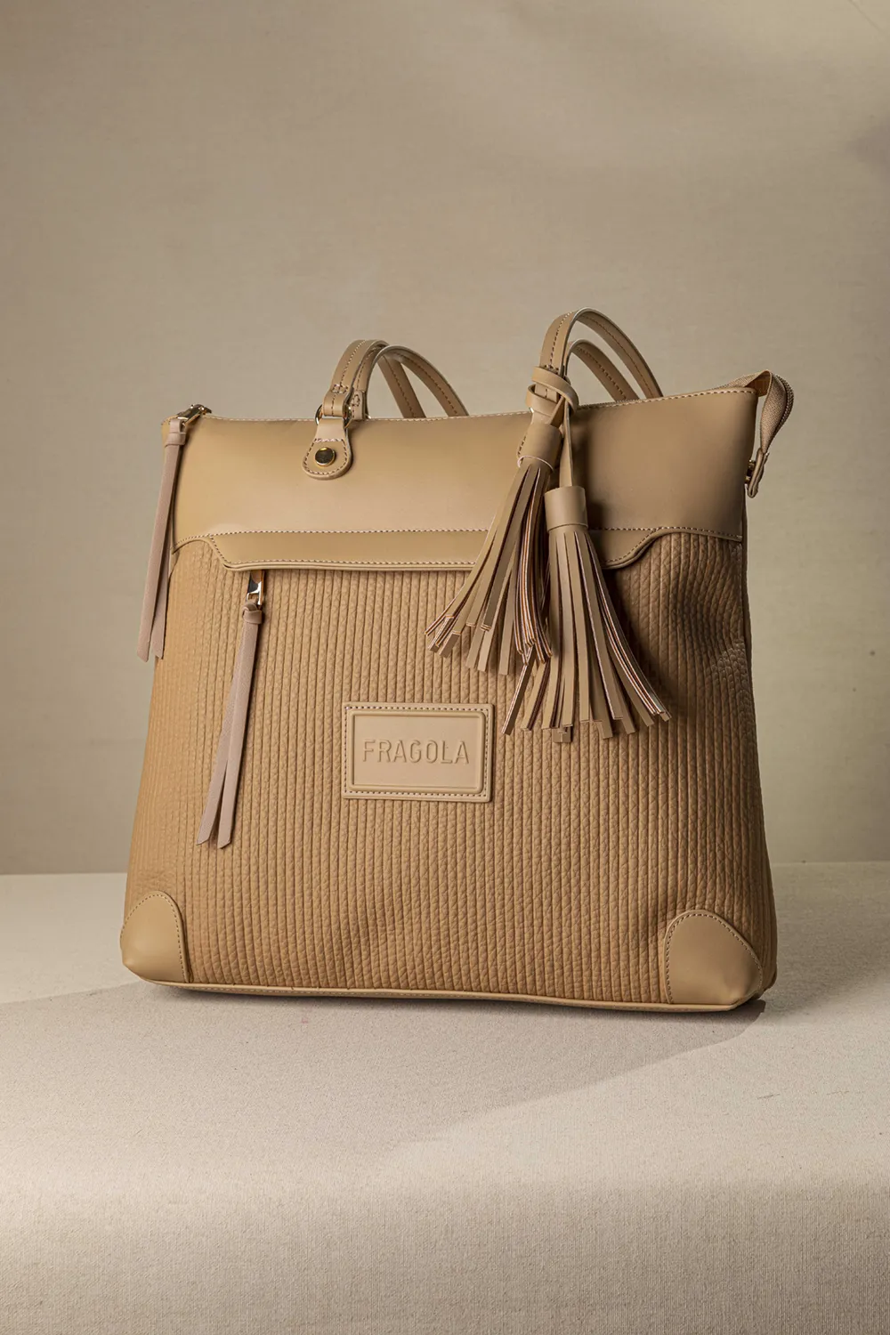 Μεγάλη τσάντα ώμου με casual logo