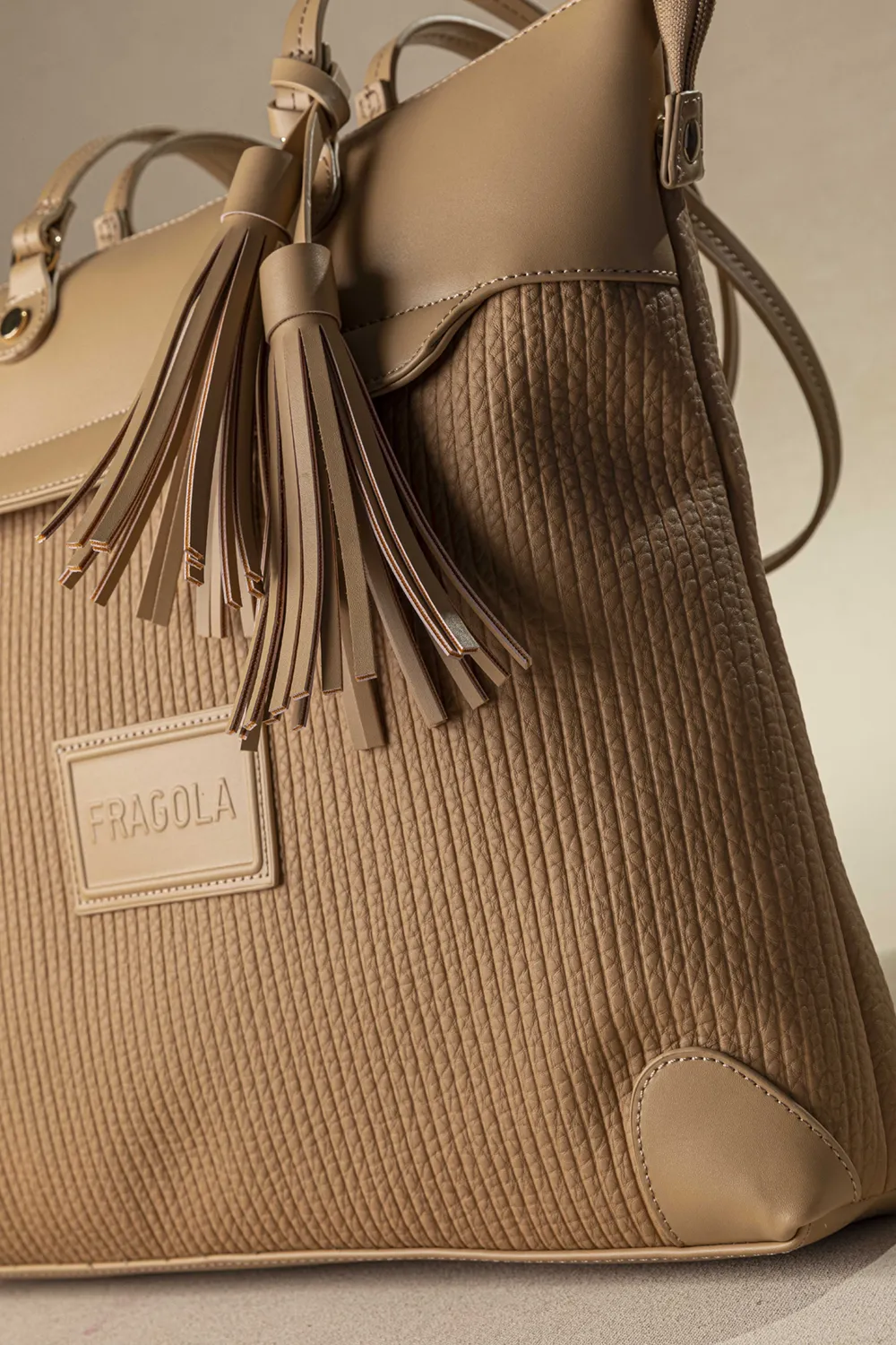 Μεγάλη τσάντα ώμου με casual logo