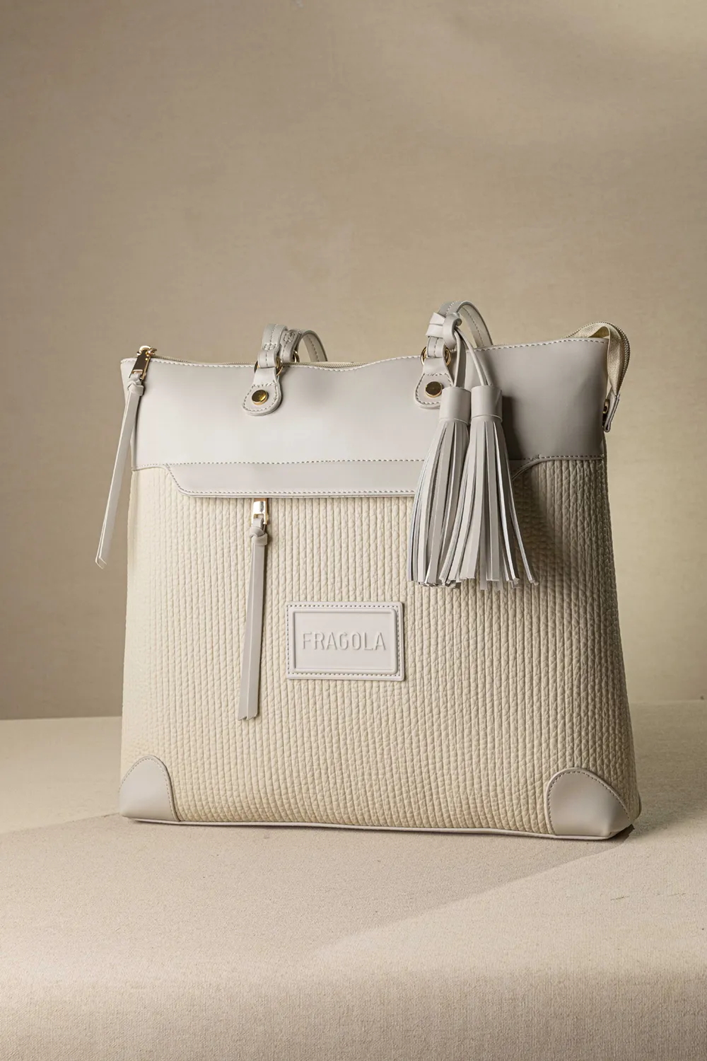 Μεγάλη τσάντα ώμου με casual logo