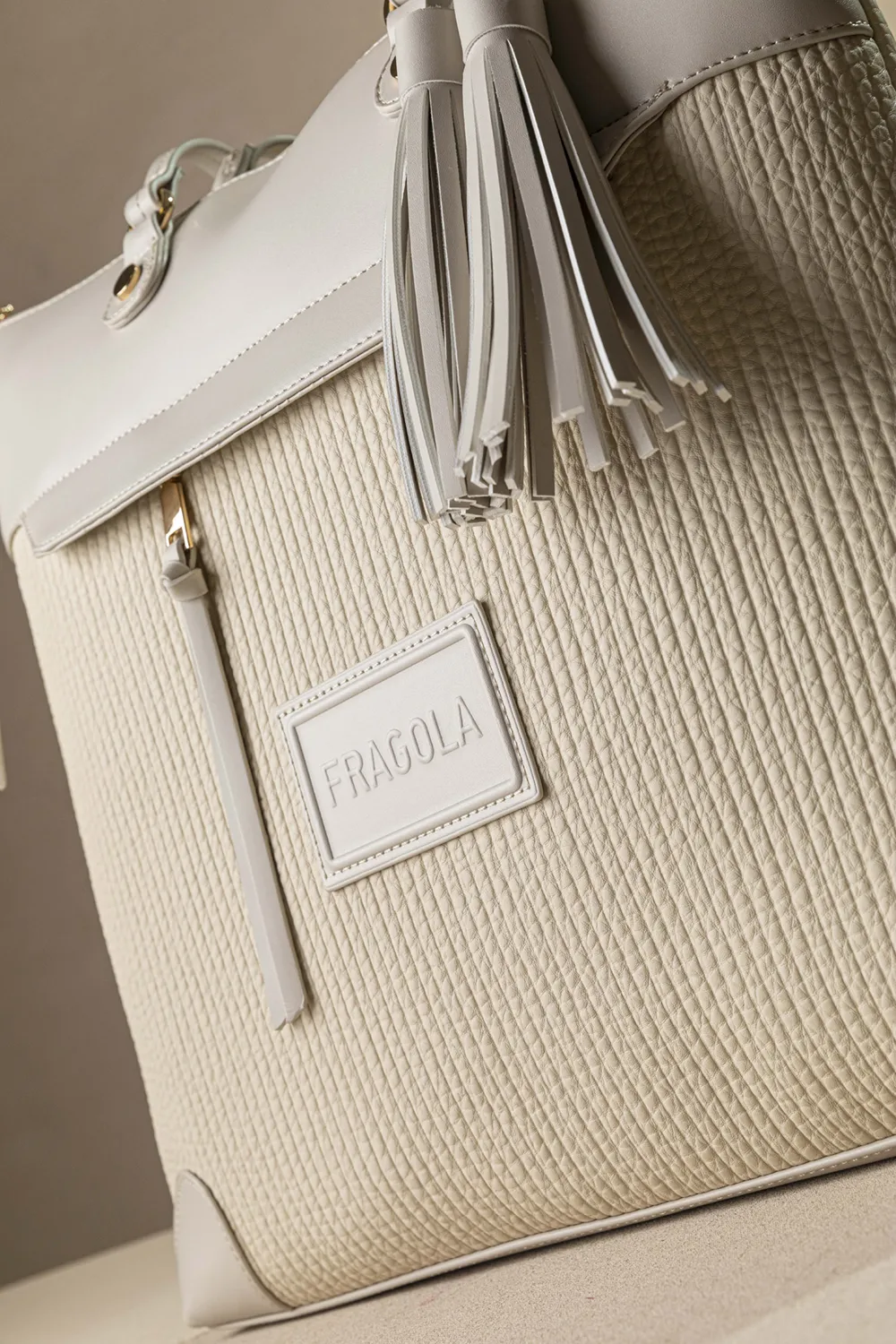 Μεγάλη τσάντα ώμου με casual logo