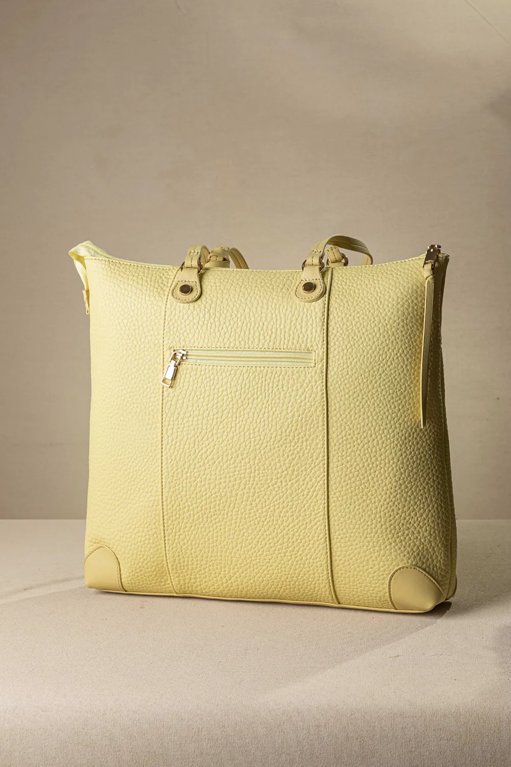 Μεγάλη τσάντα ώμου με casual logo