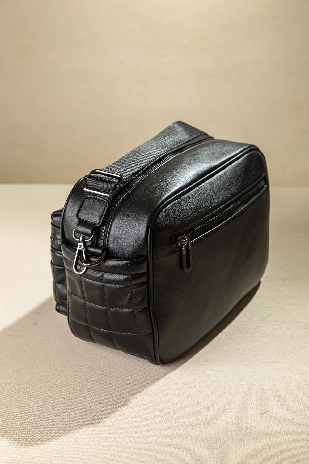 Μεγάλη, άνετη και ελαφριά χιαστί τσάντα