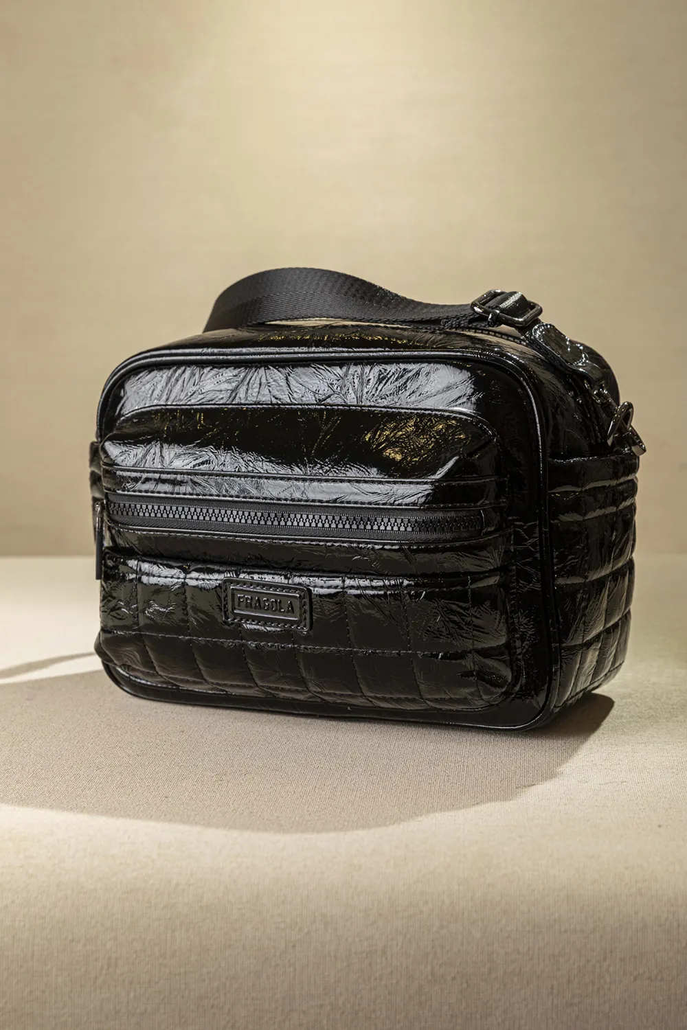 Μεγάλη, άνετη και ελαφριά χιαστί τσάντα