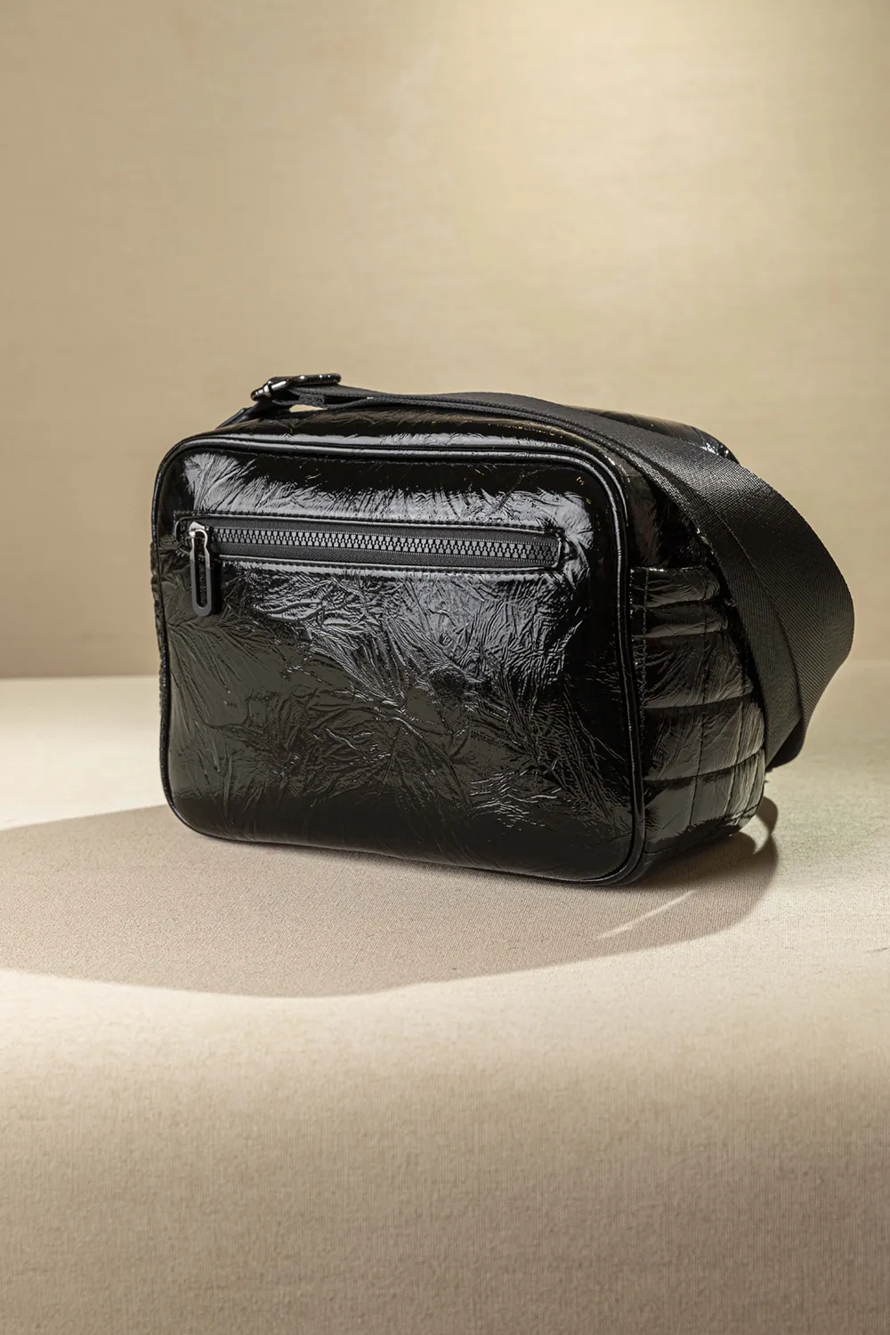 Μεγάλη, άνετη και ελαφριά χιαστί τσάντα