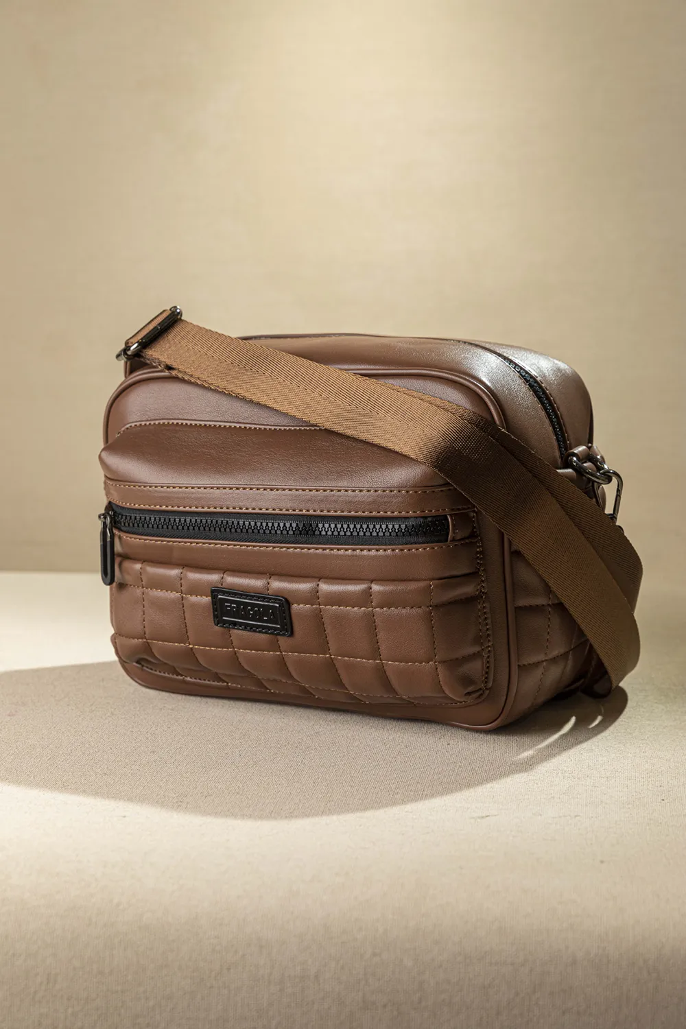 Μεγάλη, άνετη και ελαφριά χιαστί τσάντα