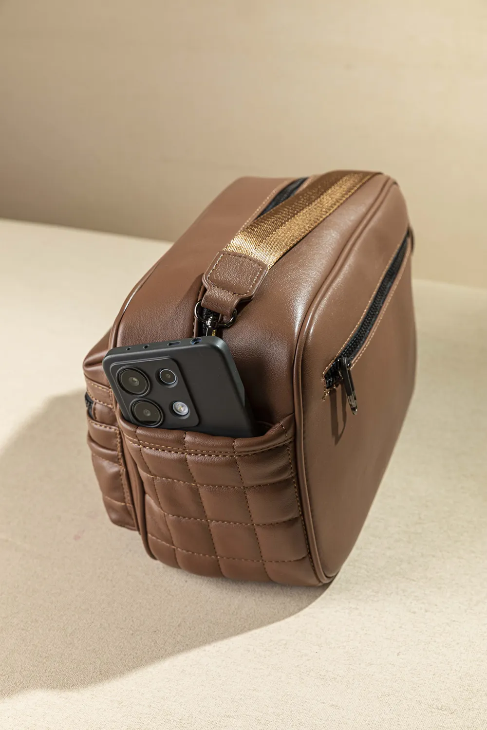 Μεγάλη, άνετη και ελαφριά χιαστί τσάντα