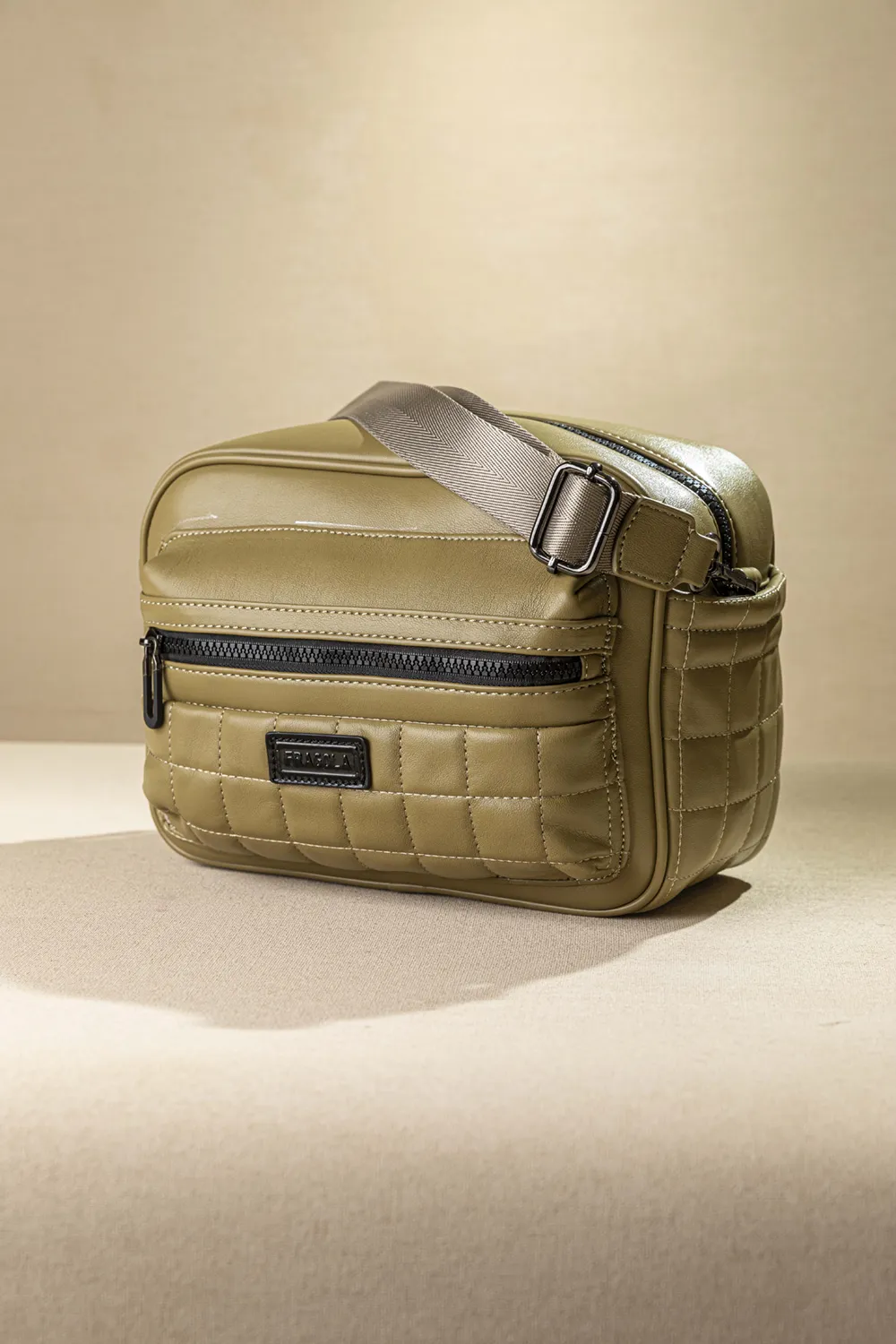 Μεγάλη, άνετη και ελαφριά χιαστί τσάντα