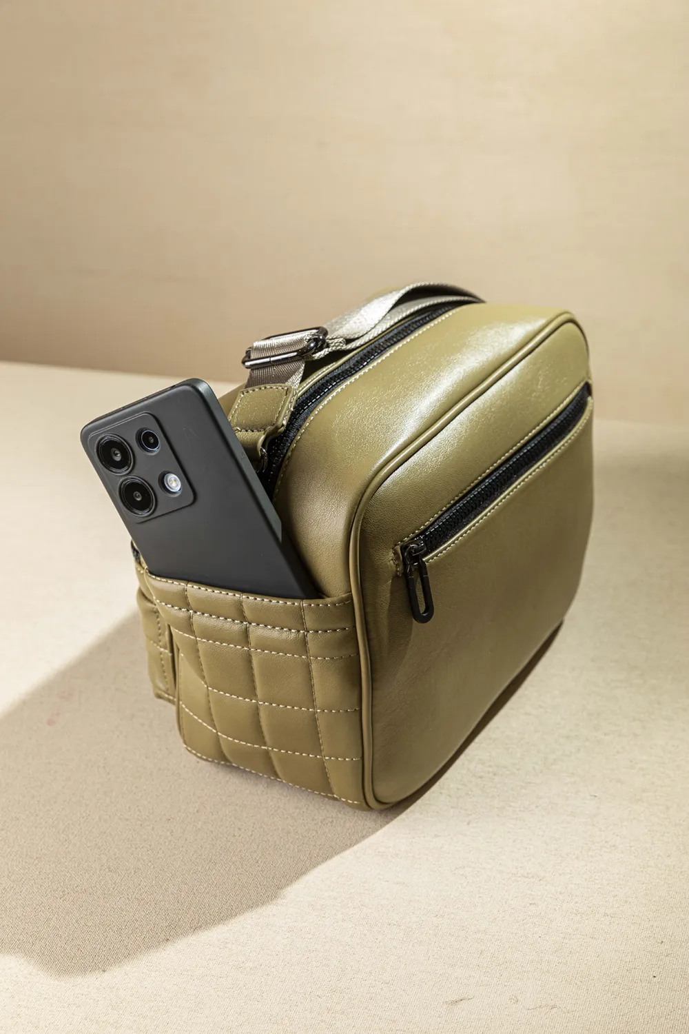 Μεγάλη, άνετη και ελαφριά χιαστί τσάντα