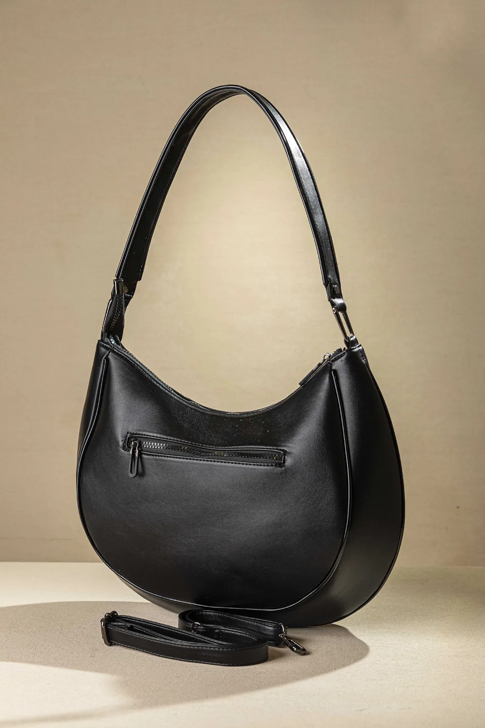 Τσάντα ώμου με ιδιαίτερο κόψιμο