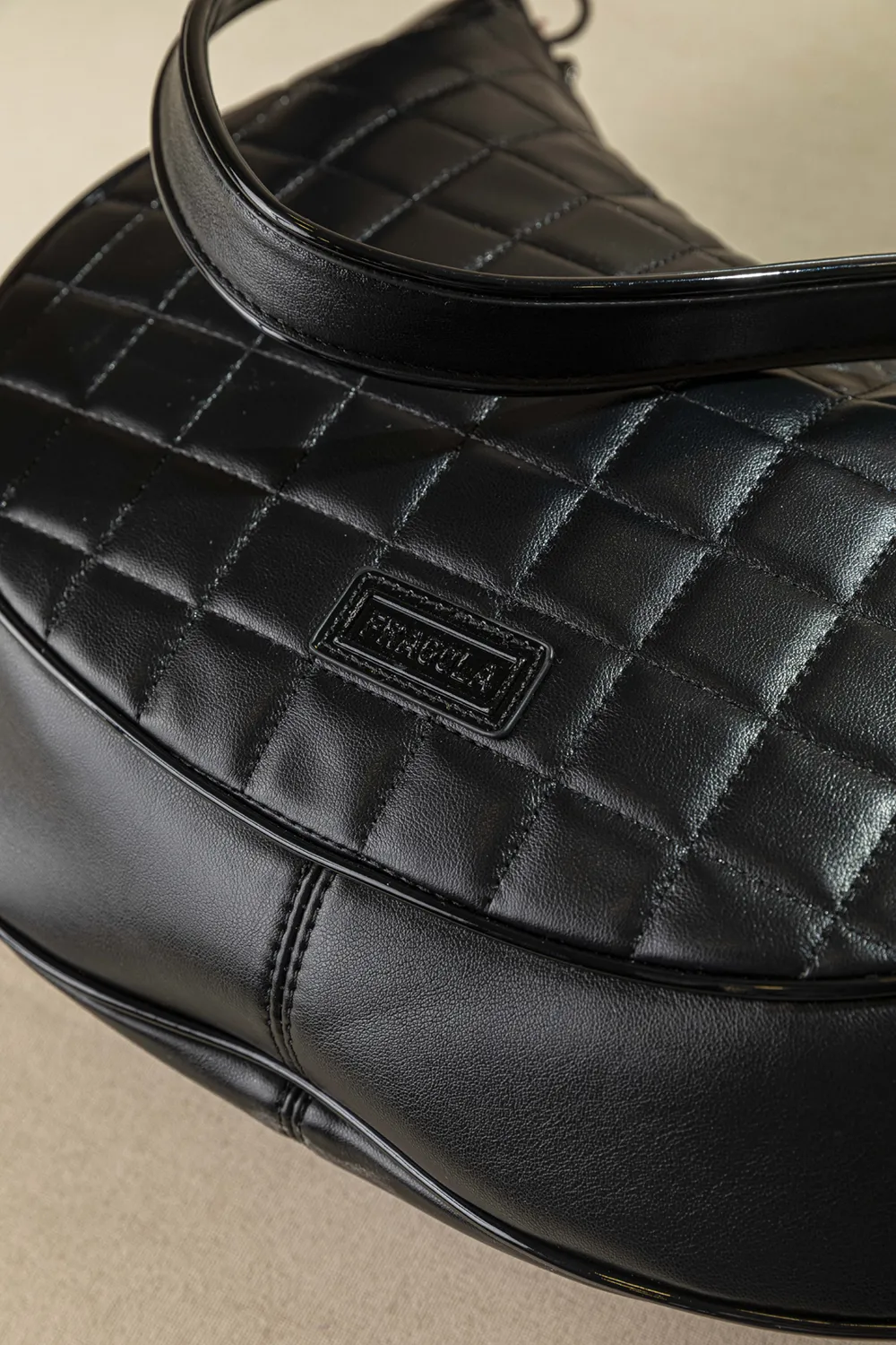 Τσάντα ώμου με ιδιαίτερο κόψιμο