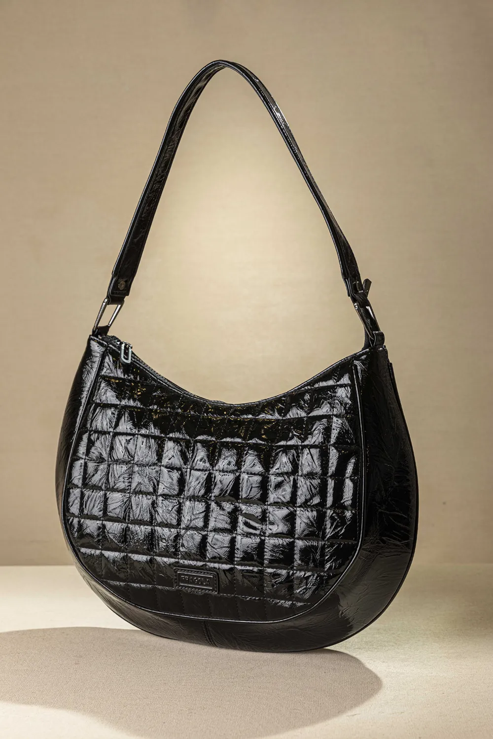 Τσάντα ώμου με ιδιαίτερο κόψιμο