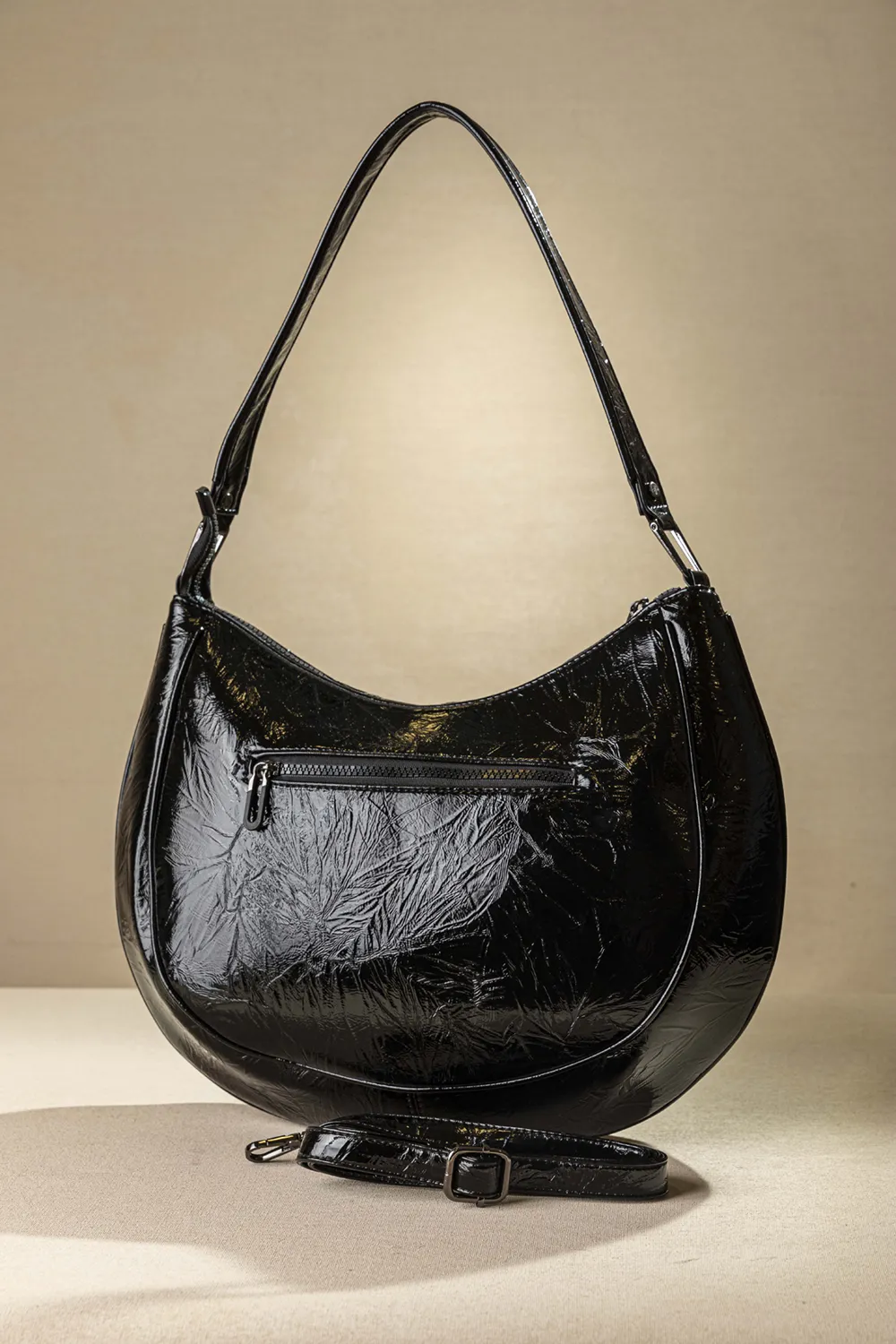 Τσάντα ώμου με ιδιαίτερο κόψιμο