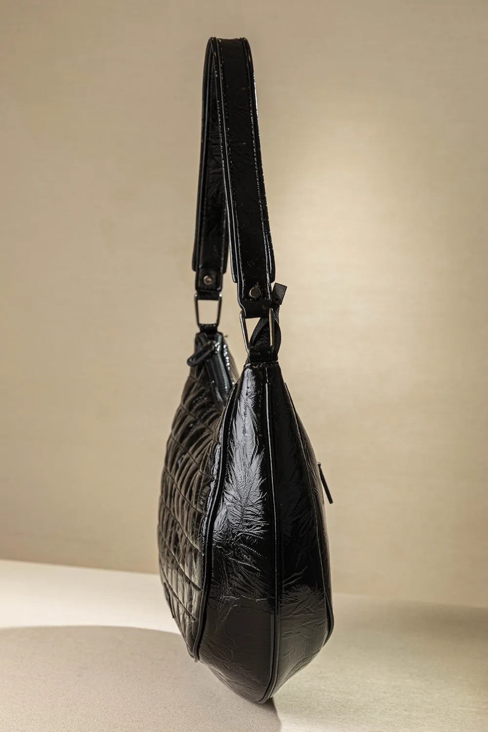 Τσάντα ώμου με ιδιαίτερο κόψιμο