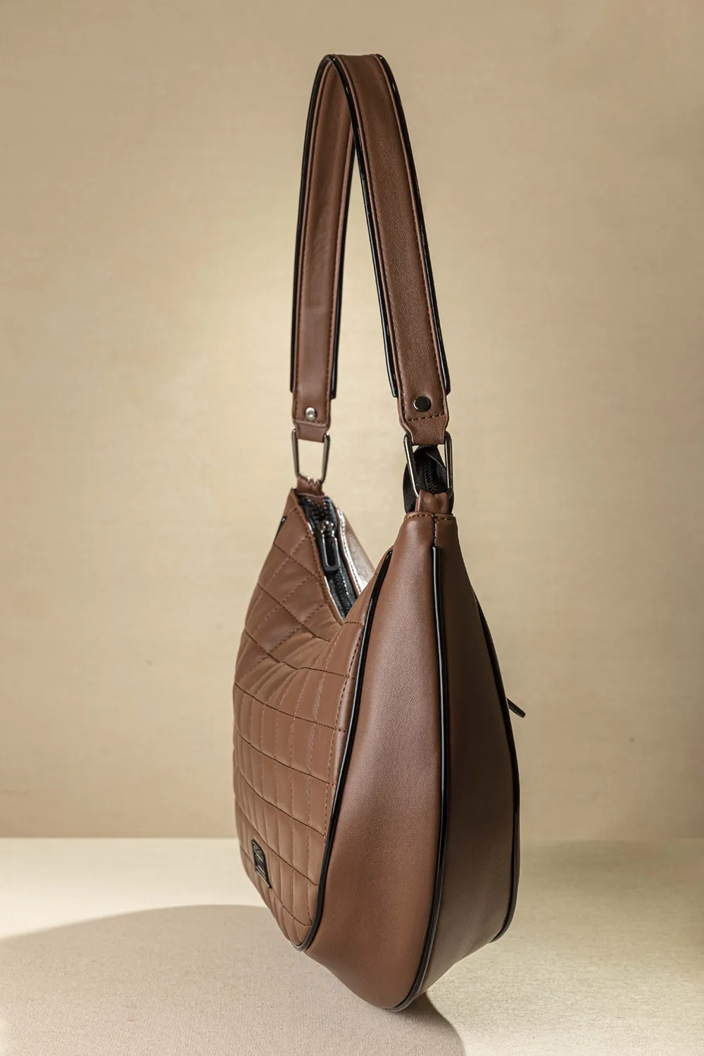 Τσάντα ώμου με ιδιαίτερο κόψιμο