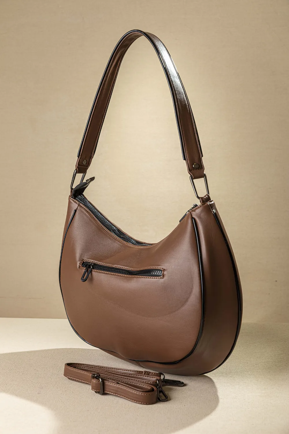 Τσάντα ώμου με ιδιαίτερο κόψιμο