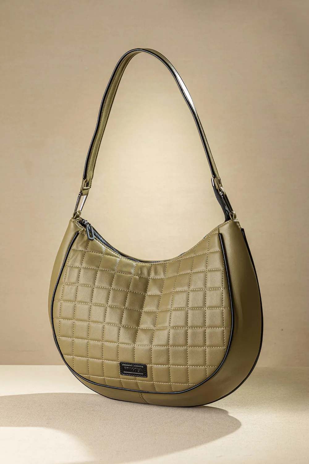 Τσάντα ώμου με ιδιαίτερο κόψιμο