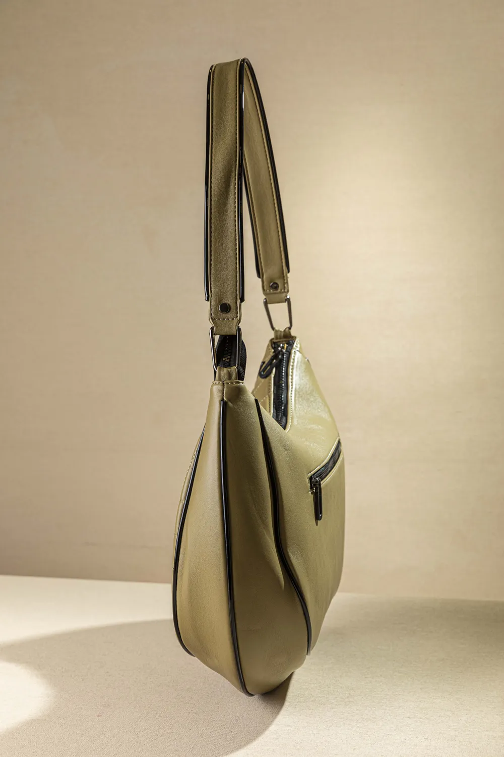 Τσάντα ώμου με ιδιαίτερο κόψιμο