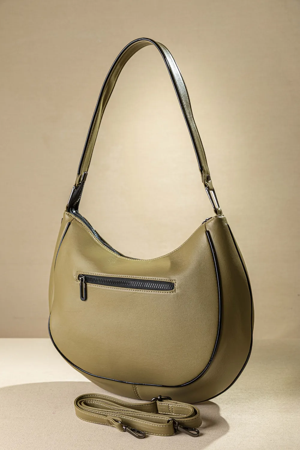 Τσάντα ώμου με ιδιαίτερο κόψιμο