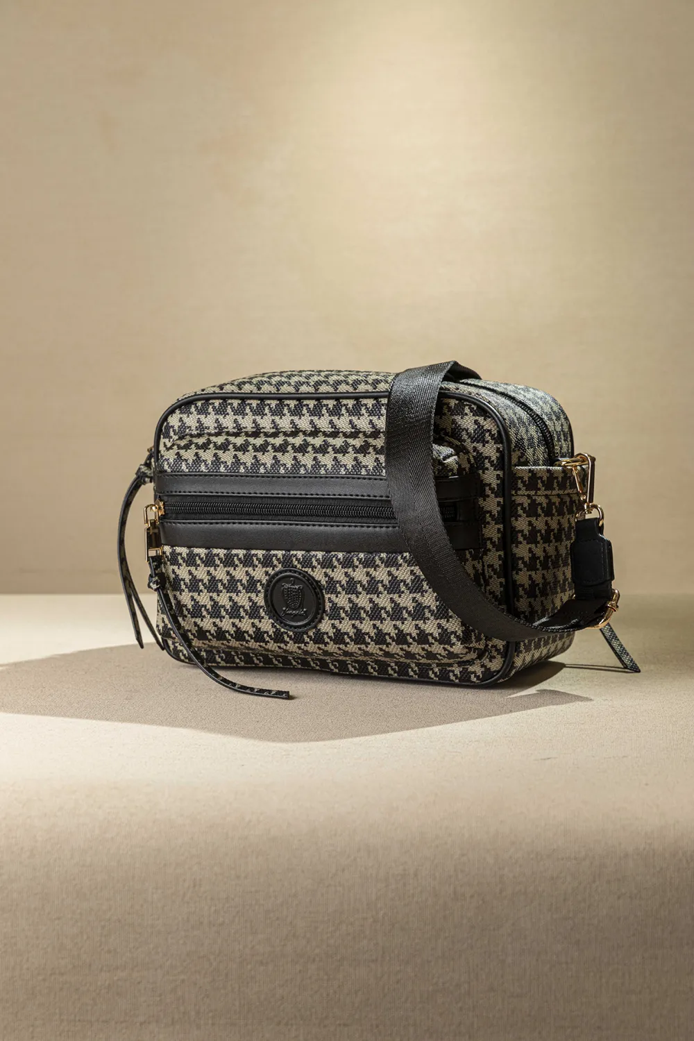 Μεγάλη, άνετη και ελαφριά χιαστί τσάντα