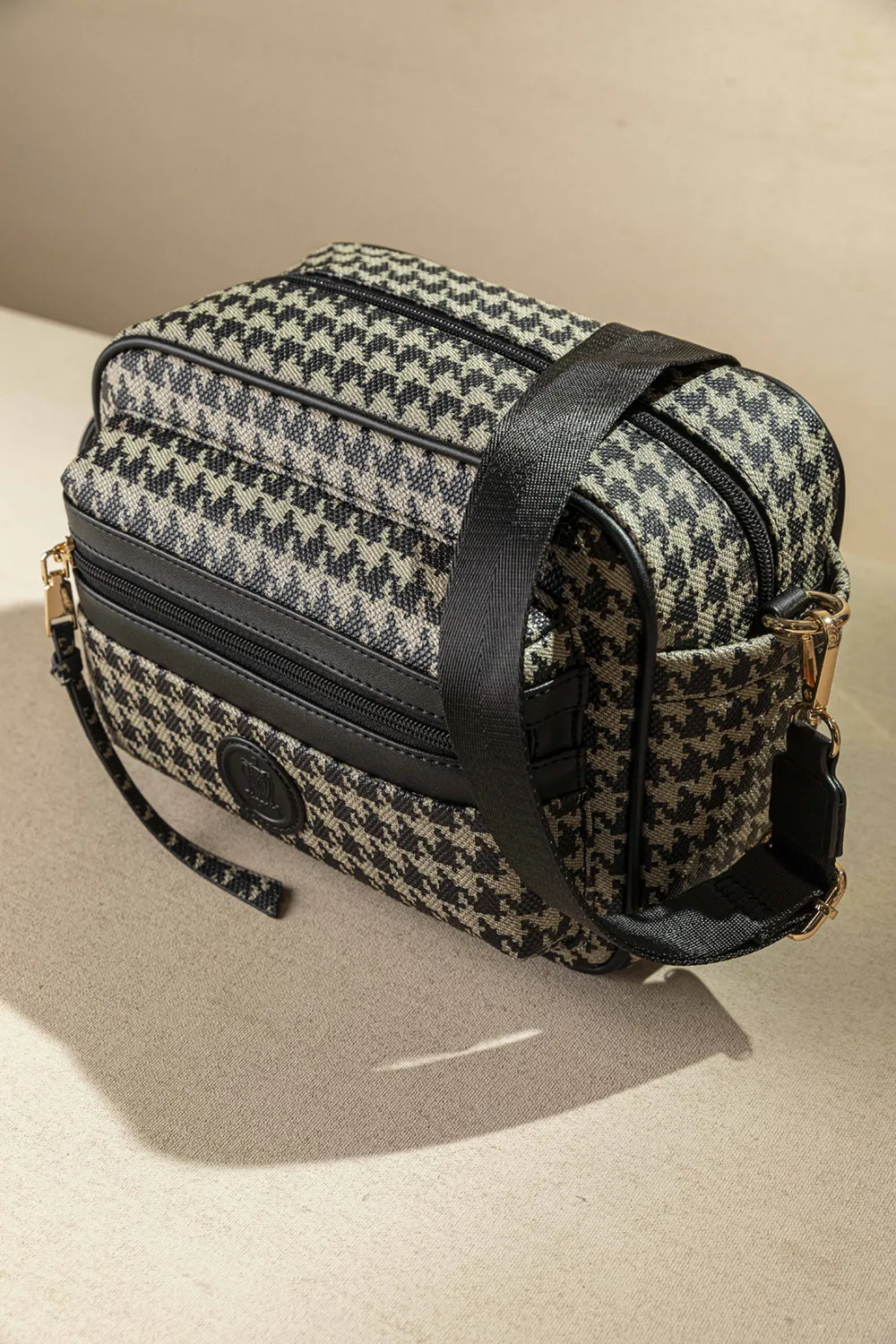 Μεγάλη, άνετη και ελαφριά χιαστί τσάντα