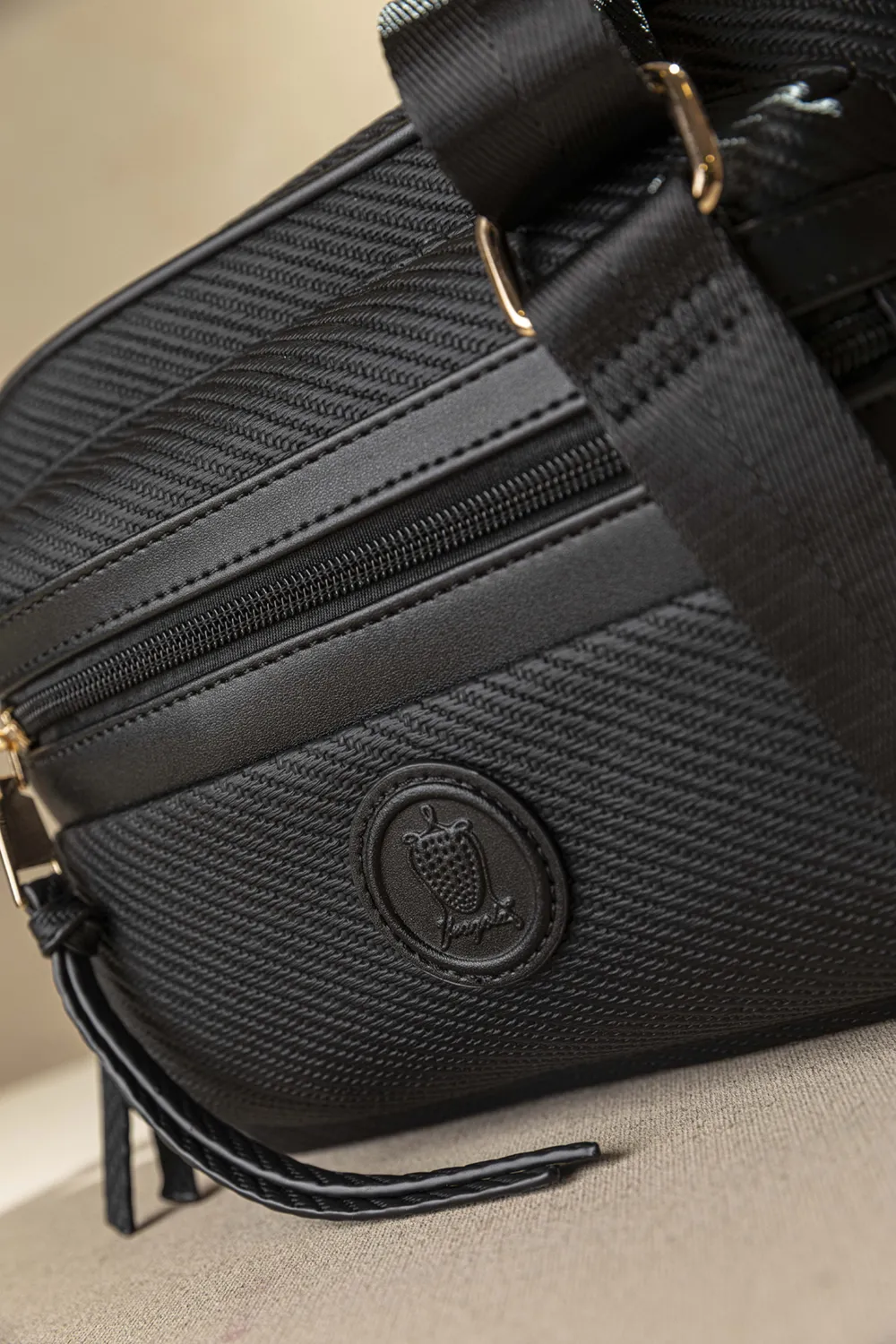 Μεγάλη, άνετη και ελαφριά χιαστί τσάντα