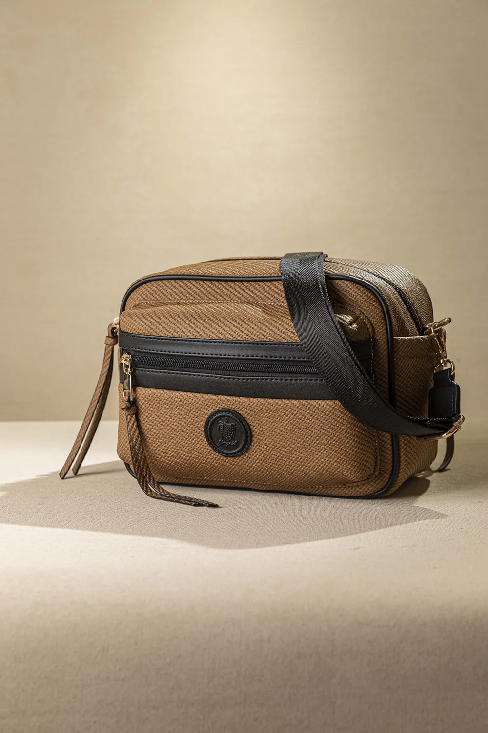 Μεγάλη, άνετη και ελαφριά χιαστί τσάντα