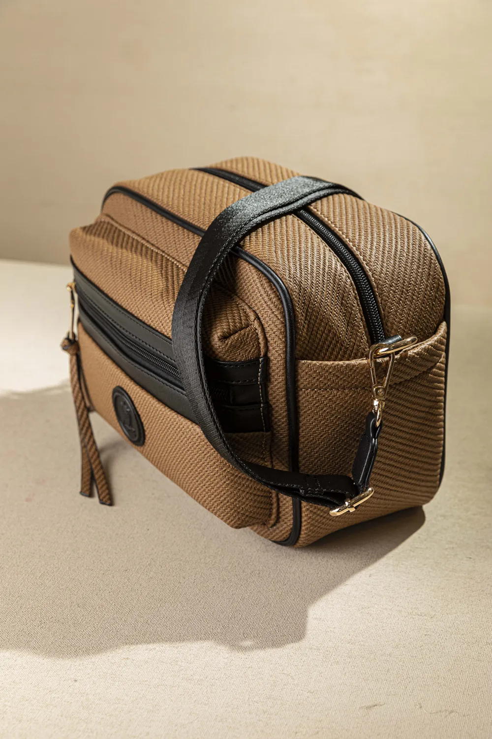 Μεγάλη, άνετη και ελαφριά χιαστί τσάντα