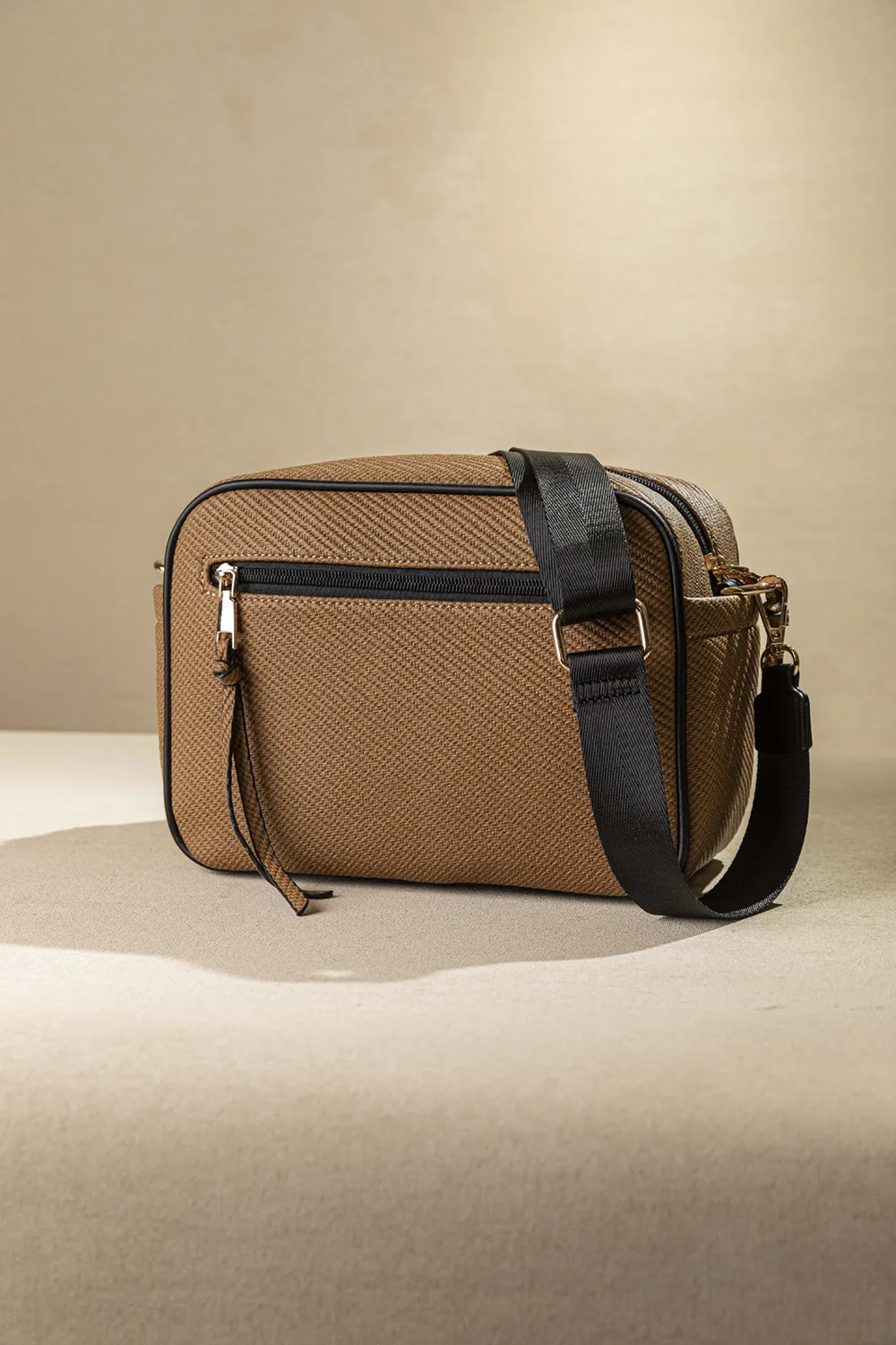 Μεγάλη, άνετη και ελαφριά χιαστί τσάντα