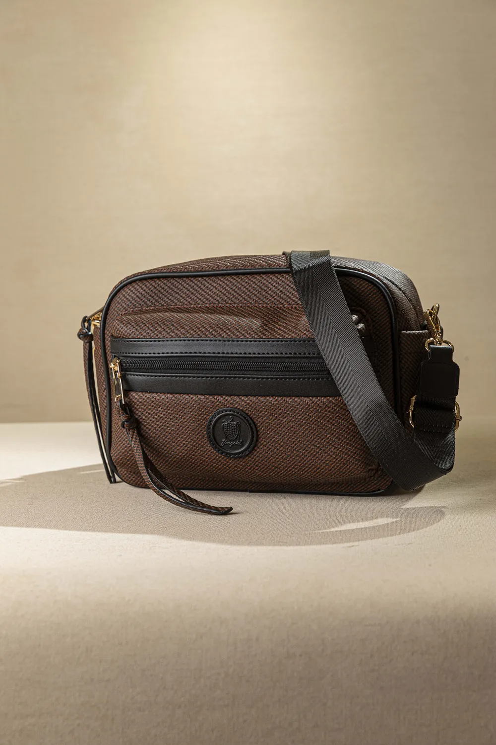 Μεγάλη, άνετη και ελαφριά χιαστί τσάντα