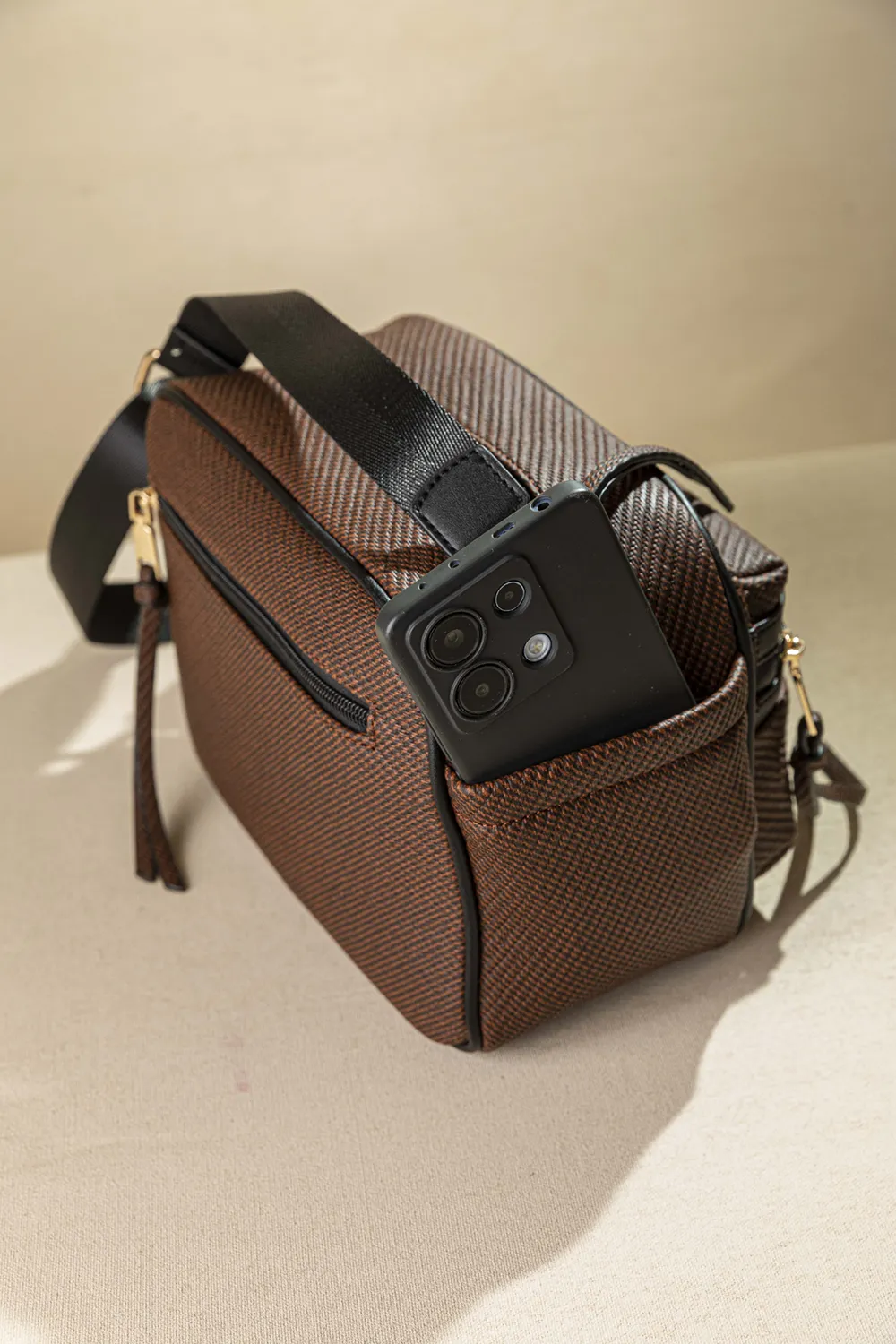 Μεγάλη, άνετη και ελαφριά χιαστί τσάντα