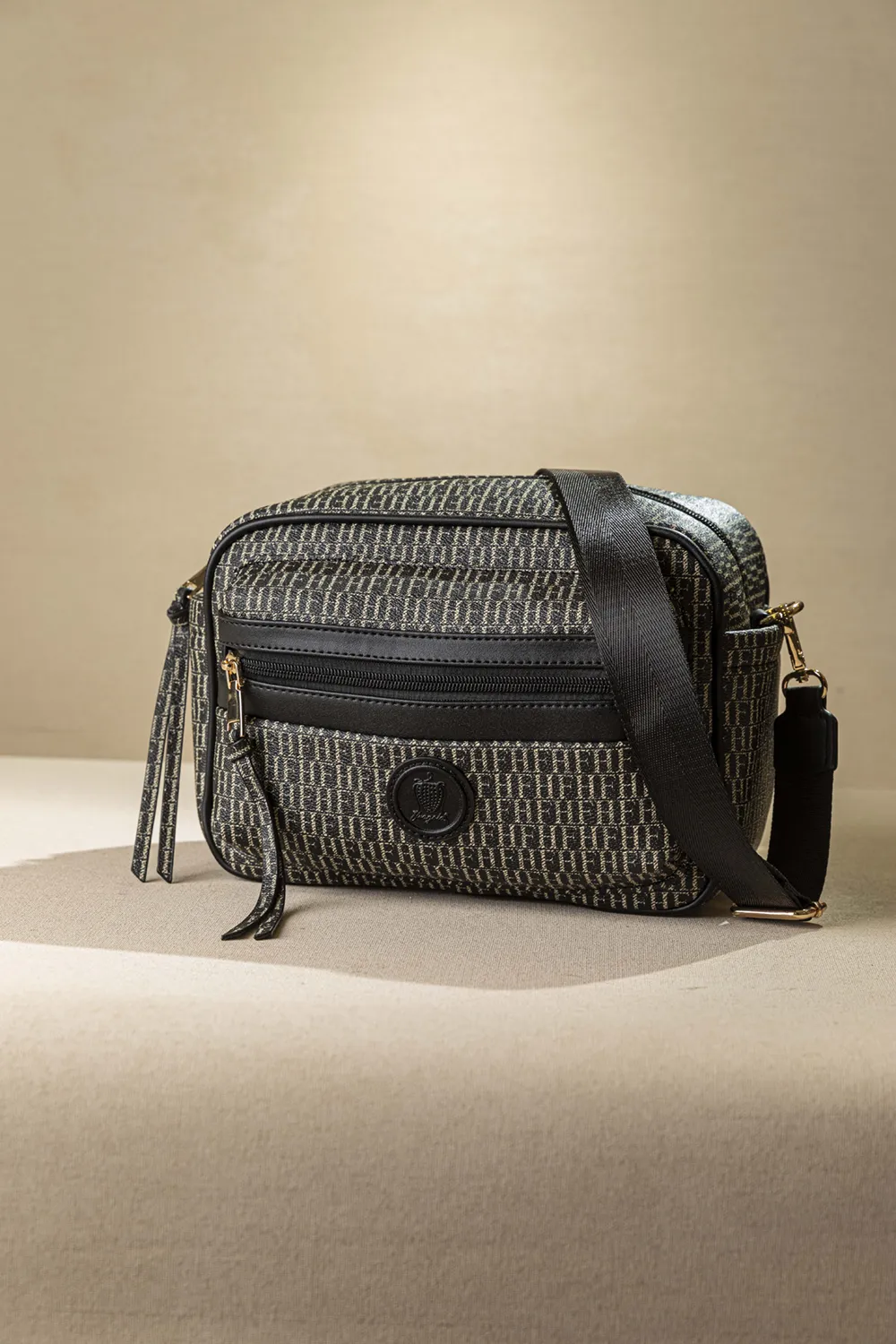 Μεγάλη, άνετη και ελαφριά χιαστί τσάντα