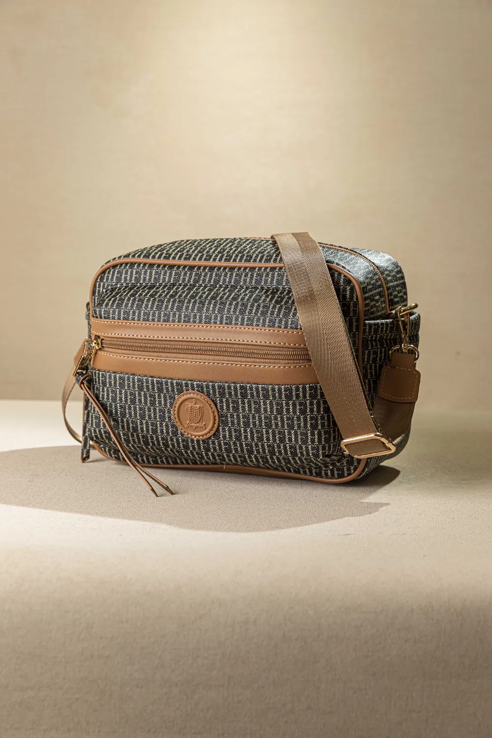 Μεγάλη, άνετη και ελαφριά χιαστί τσάντα