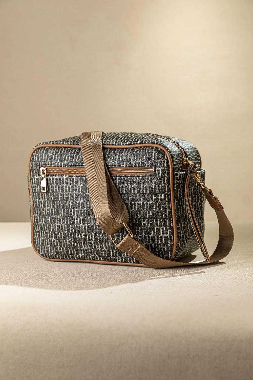 Μεγάλη, άνετη και ελαφριά χιαστί τσάντα