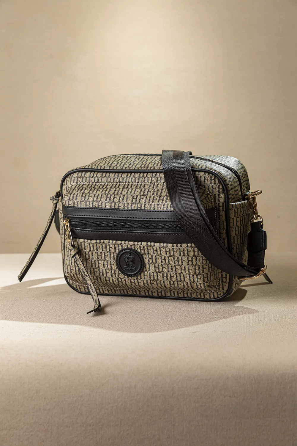 Μεγάλη, άνετη και ελαφριά χιαστί τσάντα