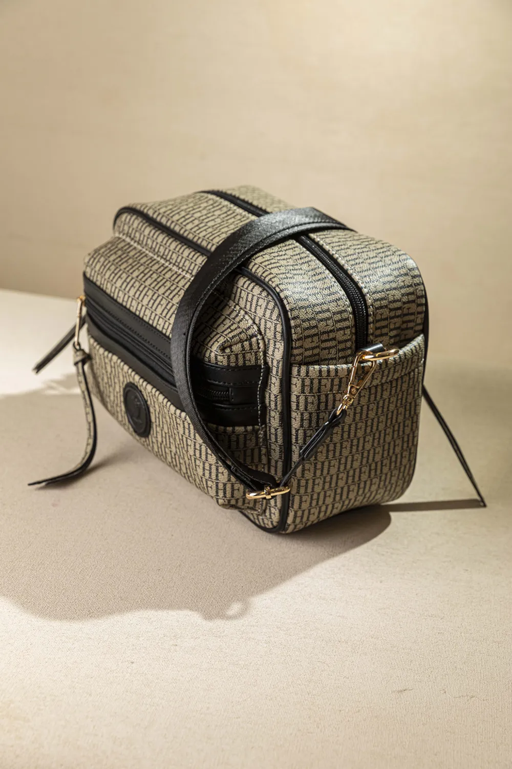 Μεγάλη, άνετη και ελαφριά χιαστί τσάντα