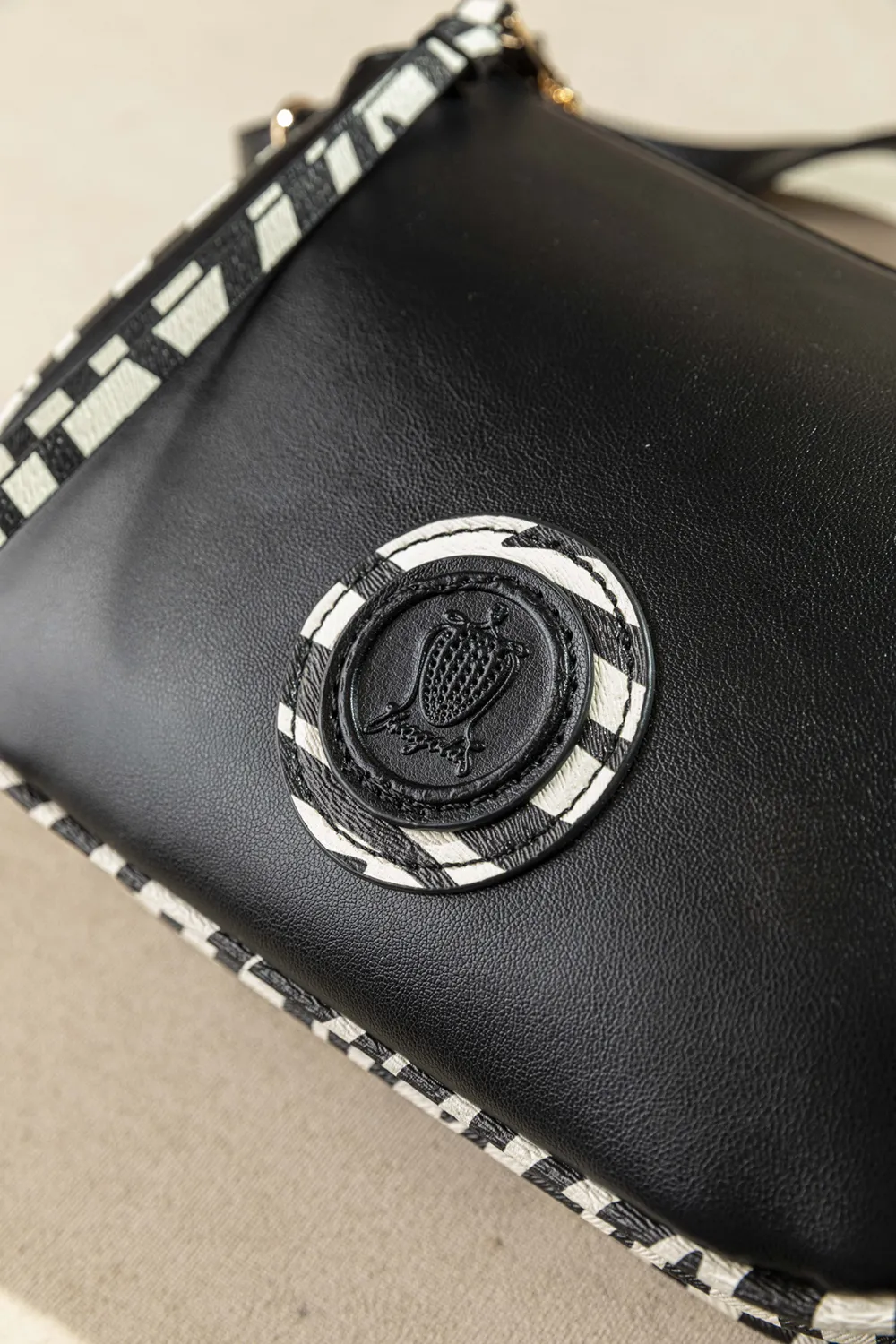 Χιαστί τρίχωρη τσάντα με zebra print φινιρίσματα