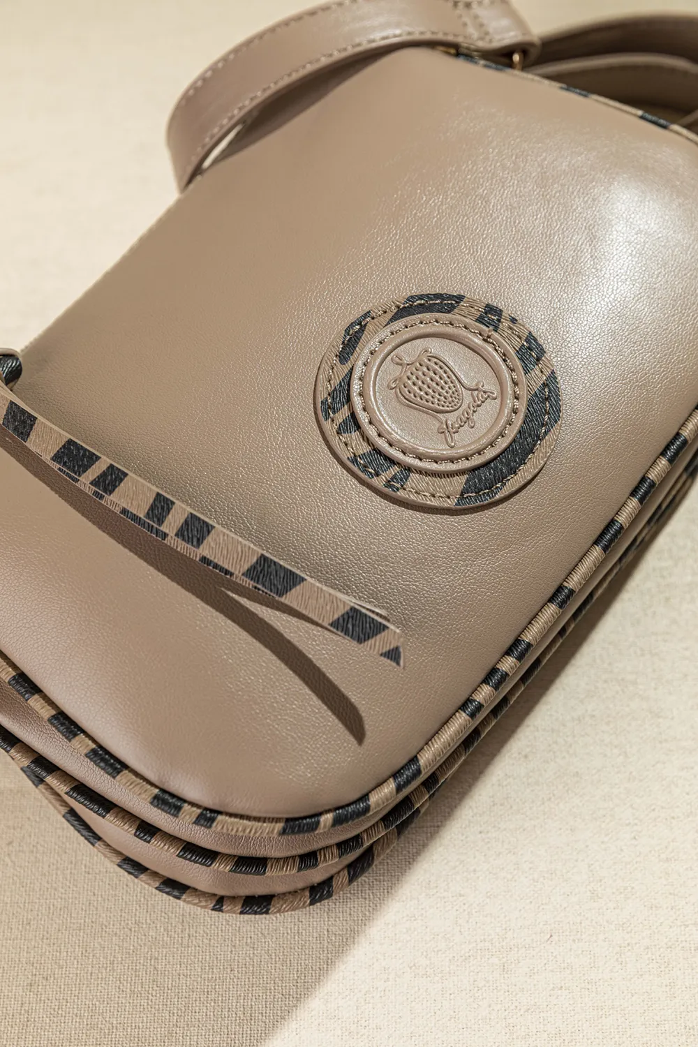 Χιαστί τρίχωρη τσάντα με zebra print φινιρίσματα