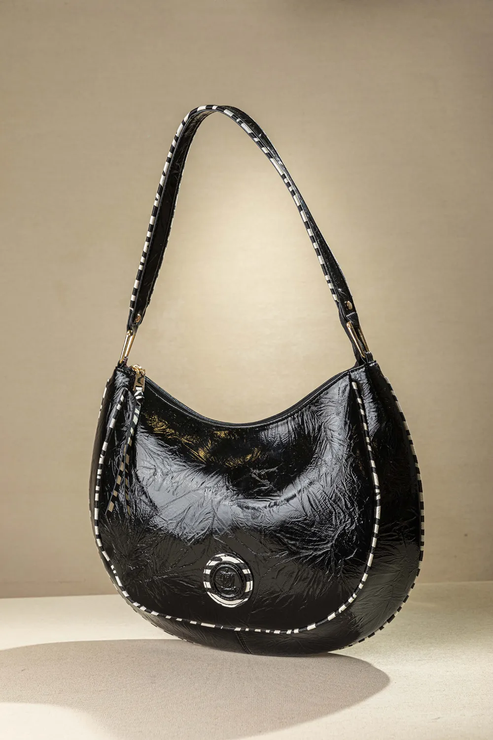 Τσάντα ώμου με ιδιαίτερο κόψιμο και zebra print φινιρίσματα