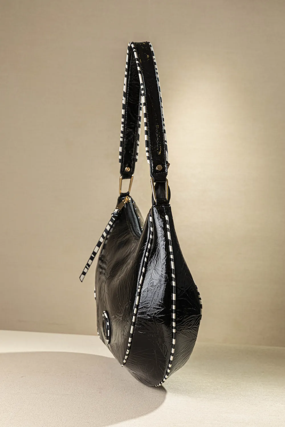 Τσάντα ώμου με ιδιαίτερο κόψιμο και zebra print φινιρίσματα