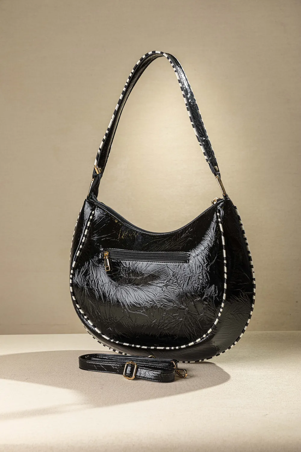 Τσάντα ώμου με ιδιαίτερο κόψιμο και zebra print φινιρίσματα