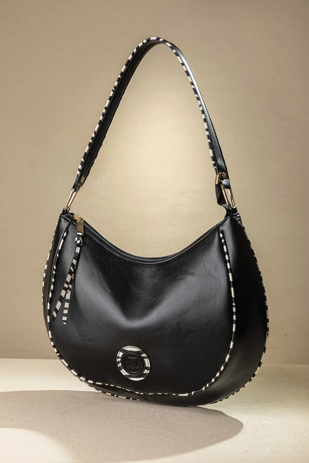 Τσάντα ώμου με ιδιαίτερο κόψιμο και zebra print φινιρίσματα