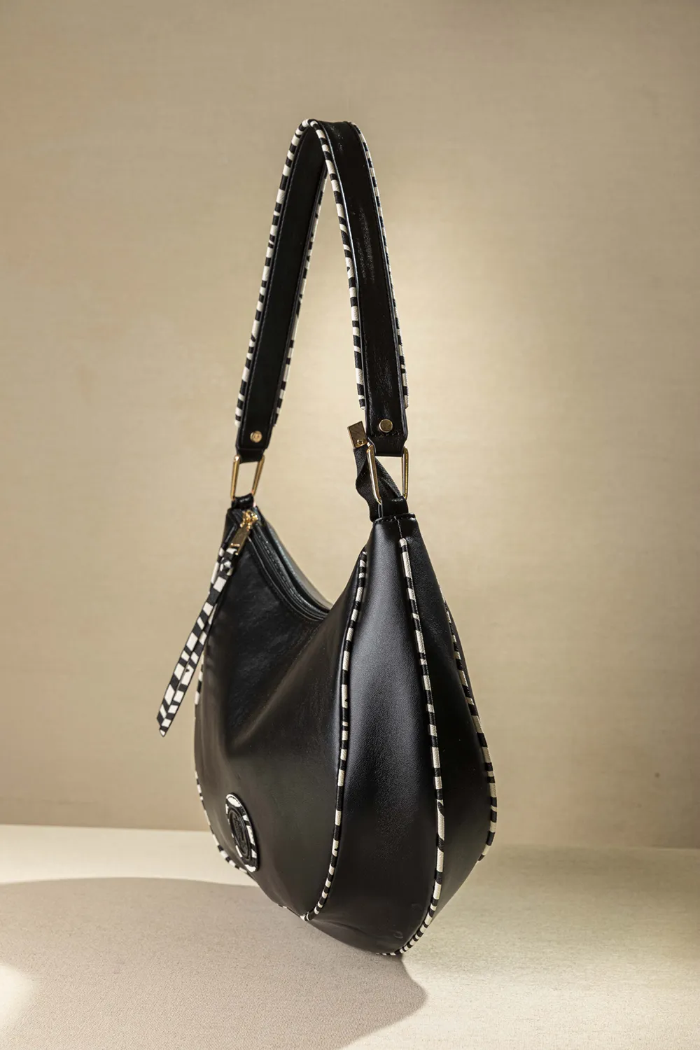 Τσάντα ώμου με ιδιαίτερο κόψιμο και zebra print φινιρίσματα